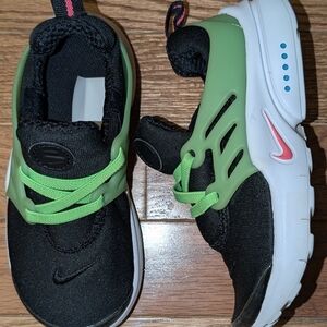 Nike Kids Black and Neon Green Sneakers